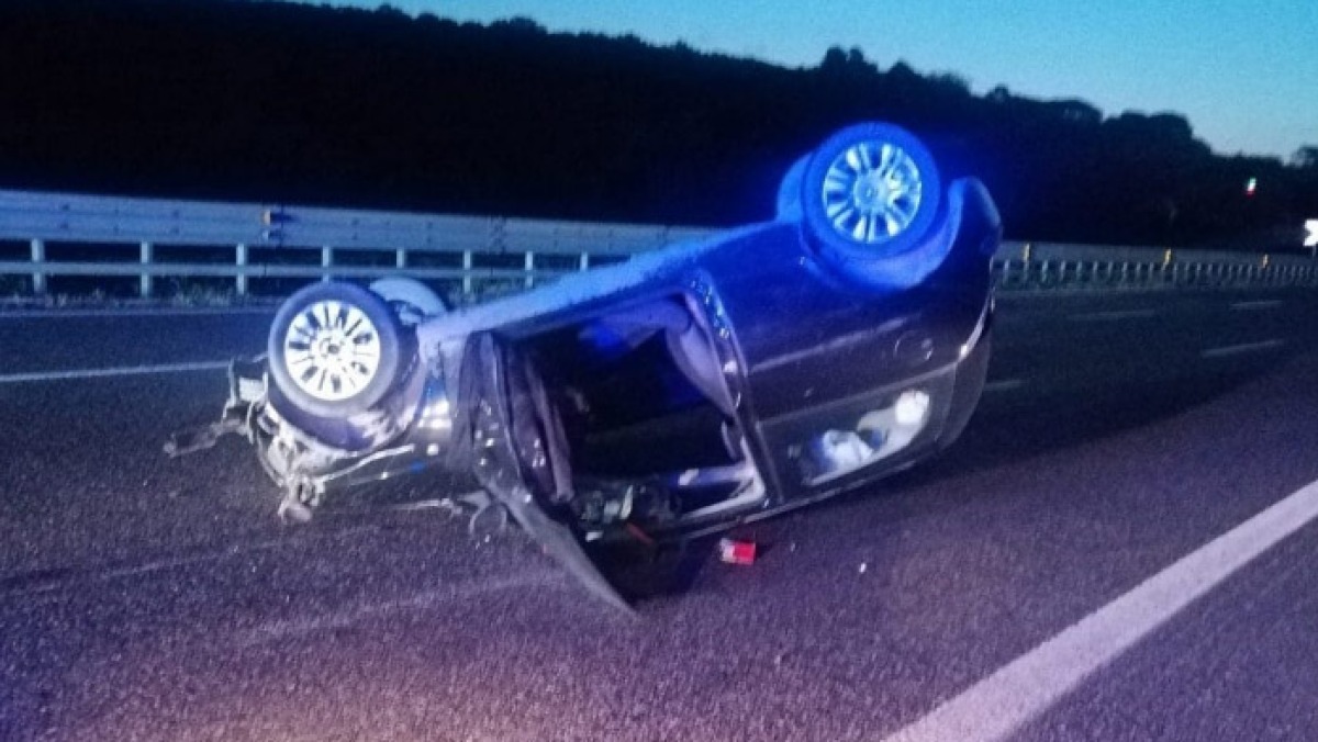 Auto si ribalta in autostrada, camion cerca di evitarla e finisce fuori strada - 