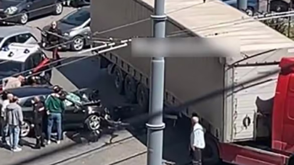 Auto in fuga si schianta contro un tir, due feriti gravi - 