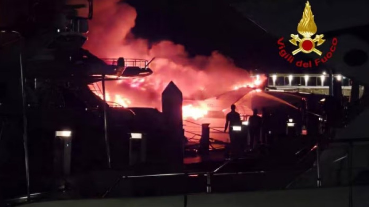 Mega yacht avvolto dalle fiamme in mare - 