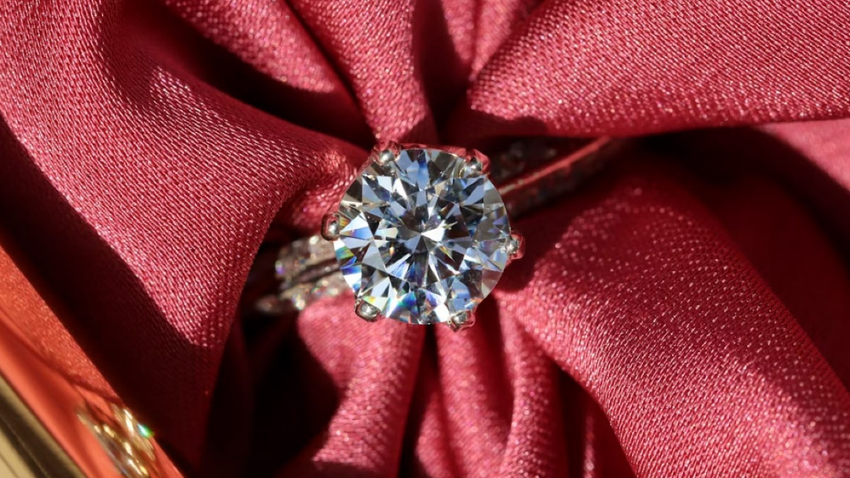 Narcotizzano proprietario e domestica e portano via un diamante da 300mila euro - 