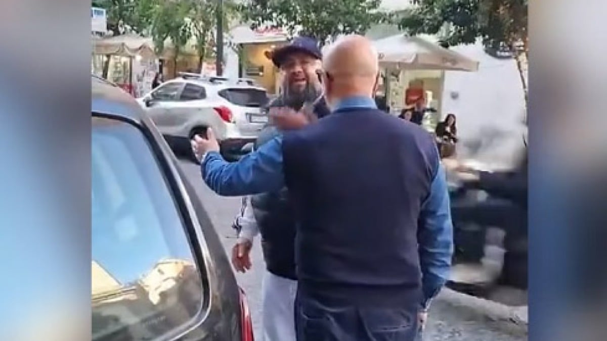 Bambina guida lo scooter senza casco, il padre assale Borrelli - 