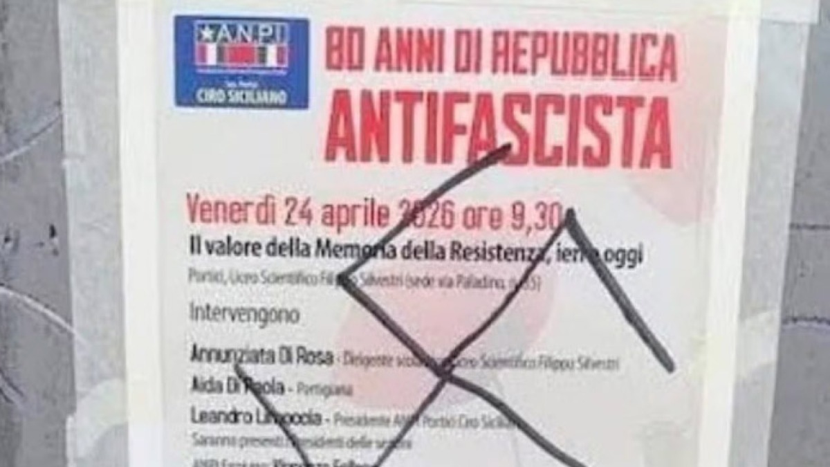 Svastica disegnata sulla porta dell'Anpi - 