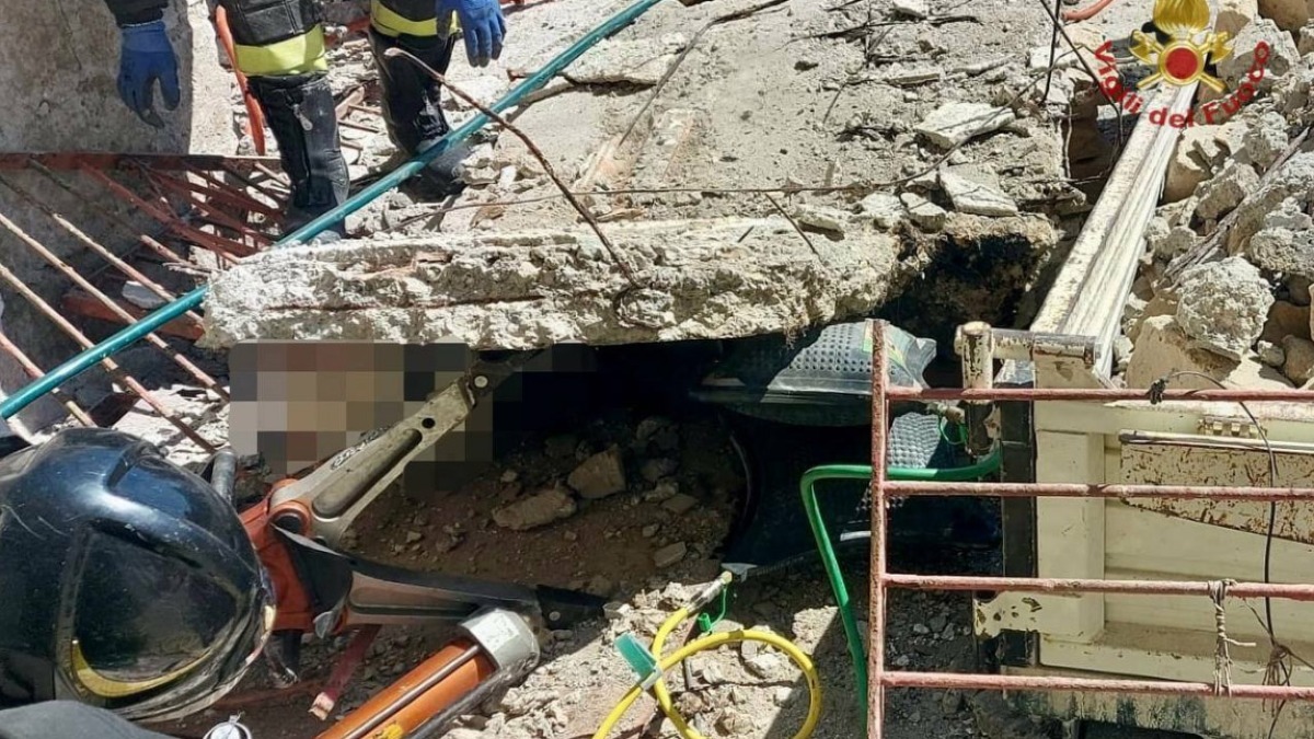 Crolla solaio, operai sotto alle macerie - 