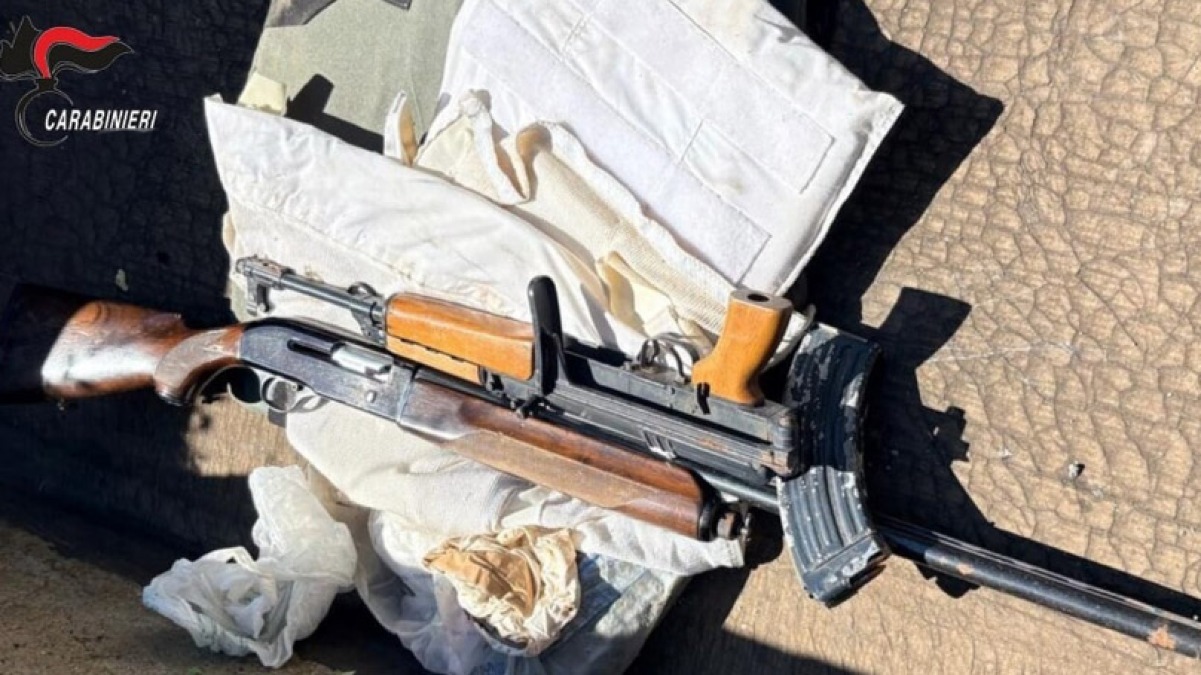 Kalashnikov e giubbotti antiproiettili scoperti in un casolare abbandonato