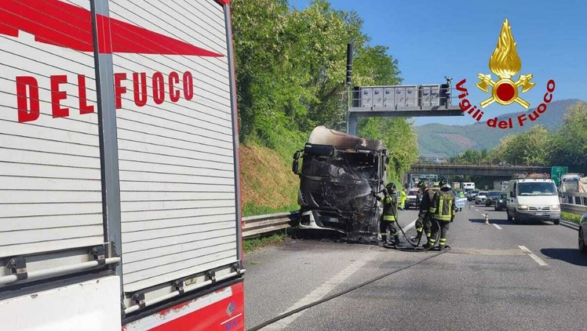 Camion divorato dalle fiamme sul Raccordo - 