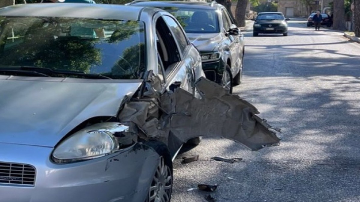 Furgone perde un pezzo, colpisce un'auto e ferisce due persone - 