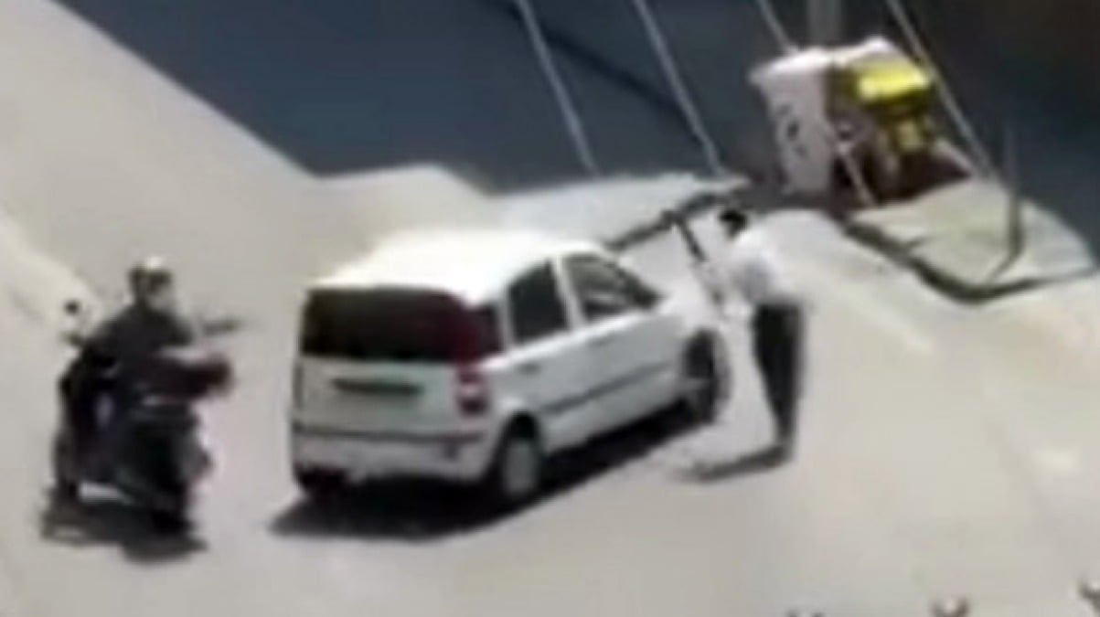 In strada con un bastone colpisce i passanti e ne ferisce uno - 