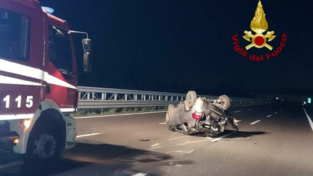Auto si scontrano in autostrada e si ribaltano - 