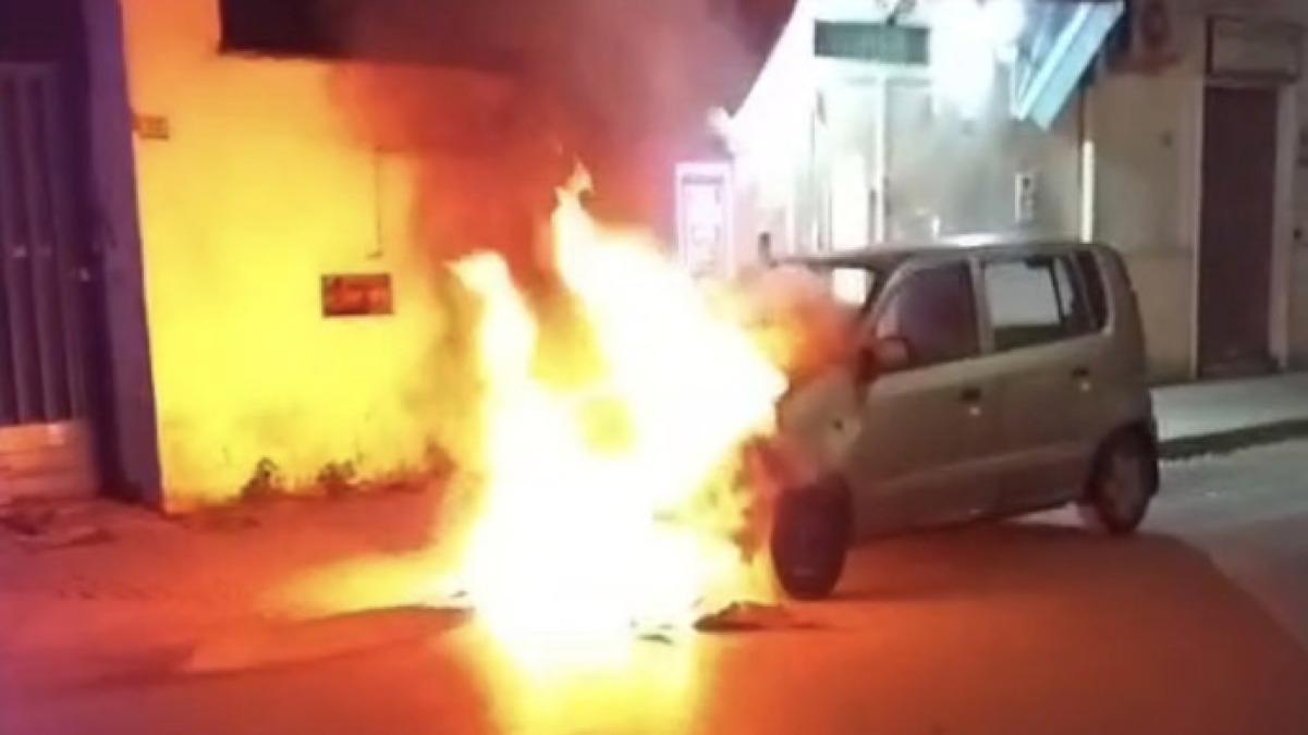 Si addormenta al volante e l'auto prende fuoco - 