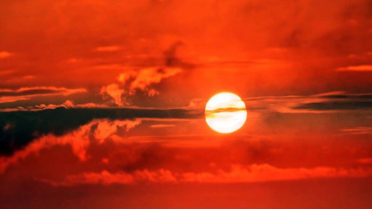 Donna seminuda prende il sole in villa comunale - 