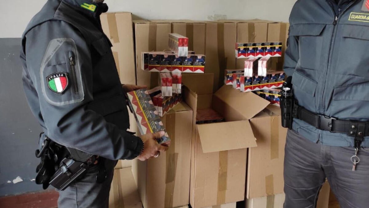 Bloccato con oltre mille pacchetti di sigarette di contrabbando - 