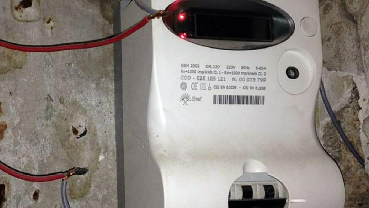 Ai domiciliari ruba la corrente