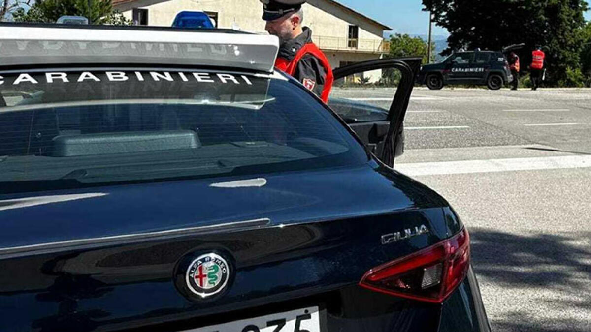 Insegue l'ex moglie per minacciarla anche nella caserma di carabinieri - 