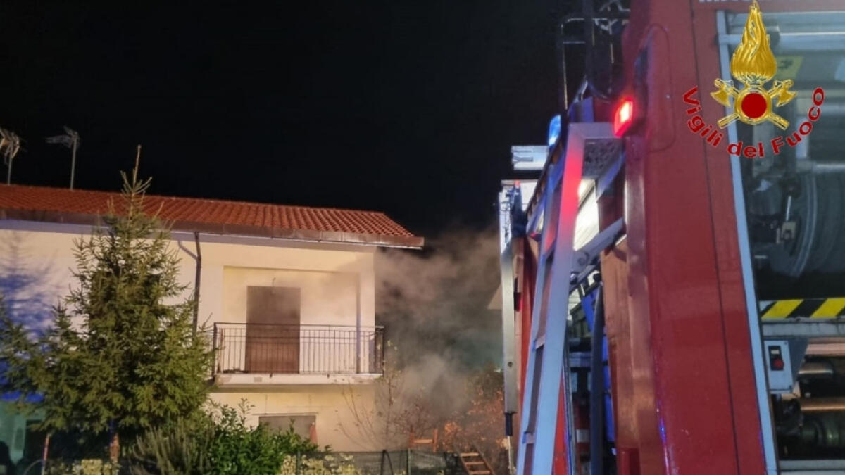 Danno fuoco a una casa, 5 persone all'interno - 