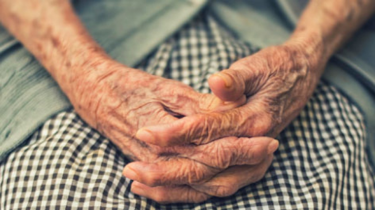 Truffa una nonna di 92 anni mettendole paura