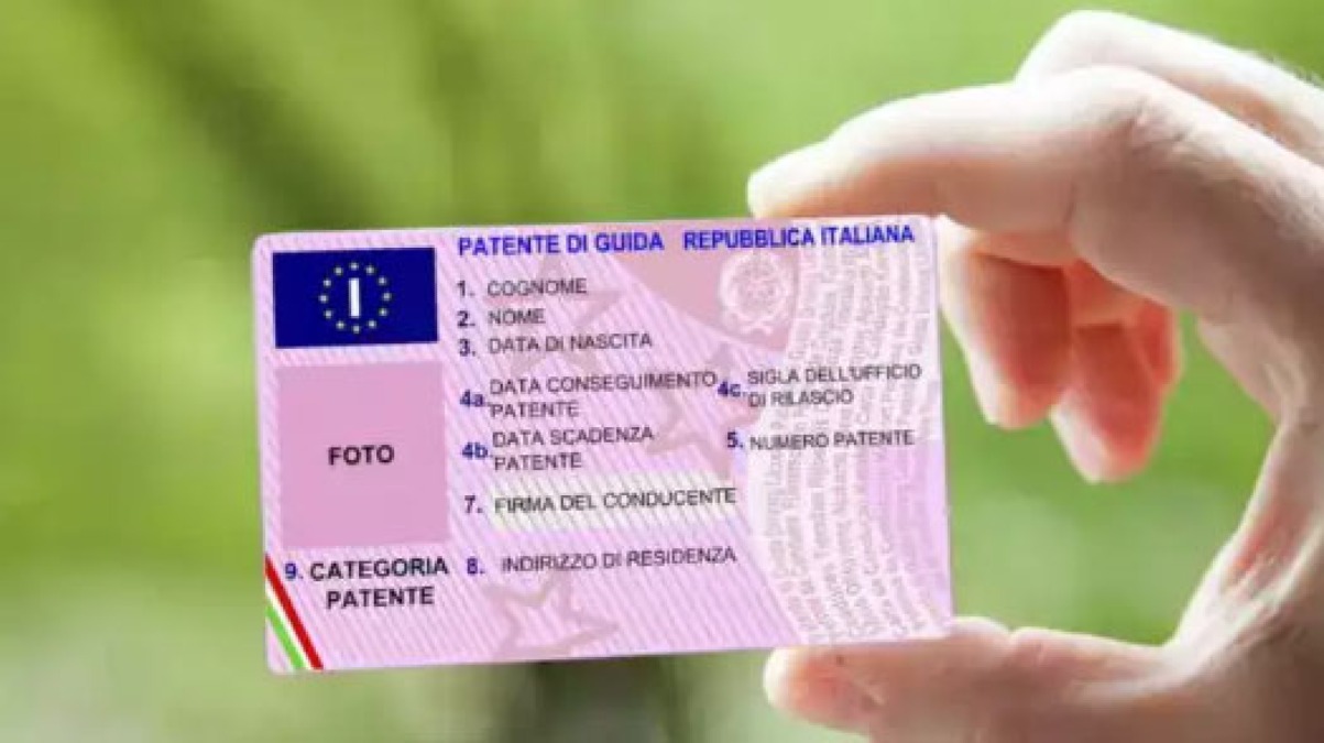Non ha la patente e fornisce i dati del fratello per evitare la multa - 