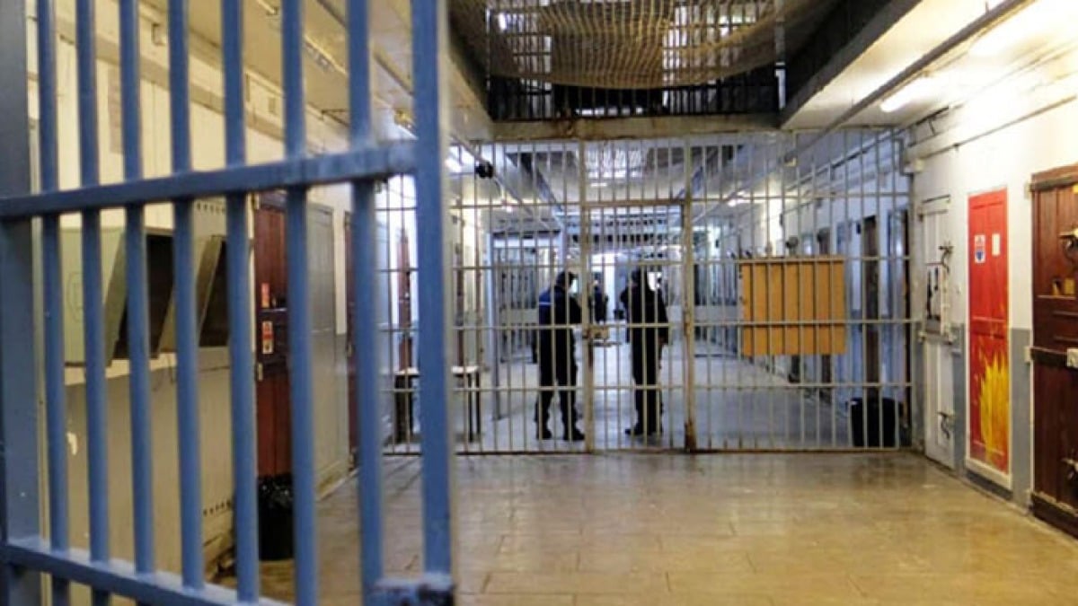 Celle nel degrado a Poggioreale: convivono in 8 o 10 - 