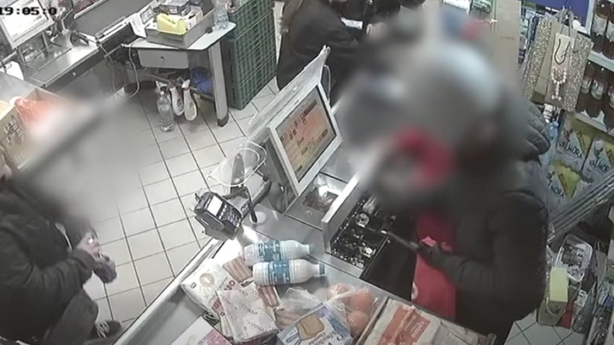 Punta fucile e pistola contro la cassiera del supermercato - 