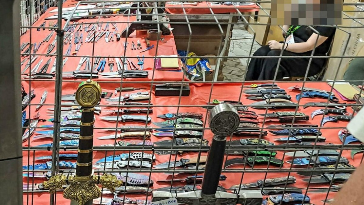 Coltelli in vendita al Comicon, gli organizzatori li fanno rimuovere - 
