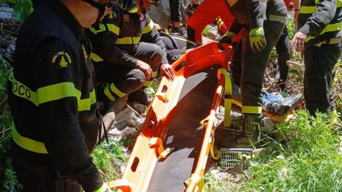 Motociclista precipita in un burrone in Costiera - 
