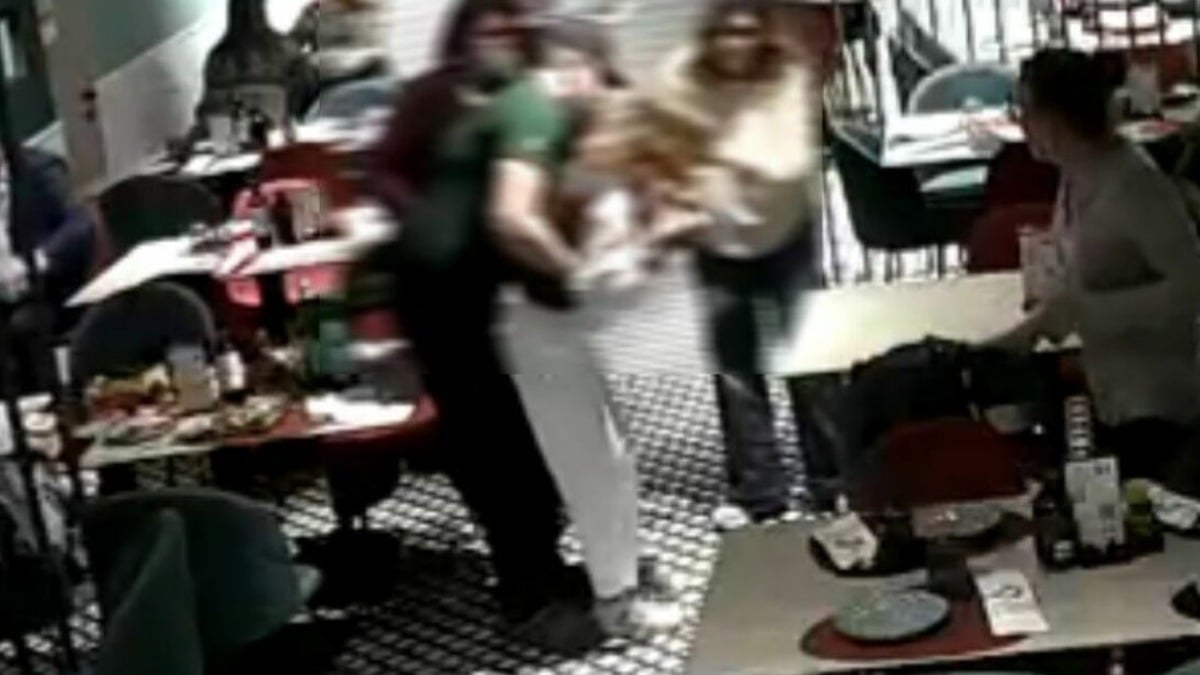 Boccone di traverso, donna salvata dal titolare del ristorante - 