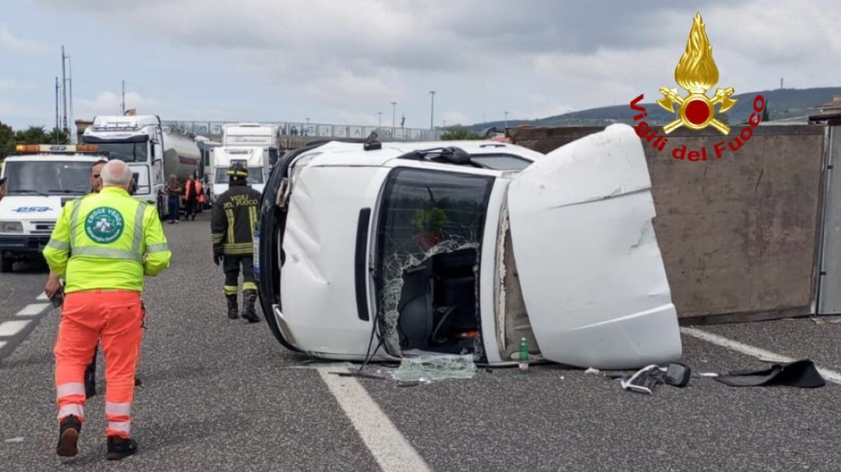 Si ribalta sull'A2 e resta incastrato tra le lamiere - 