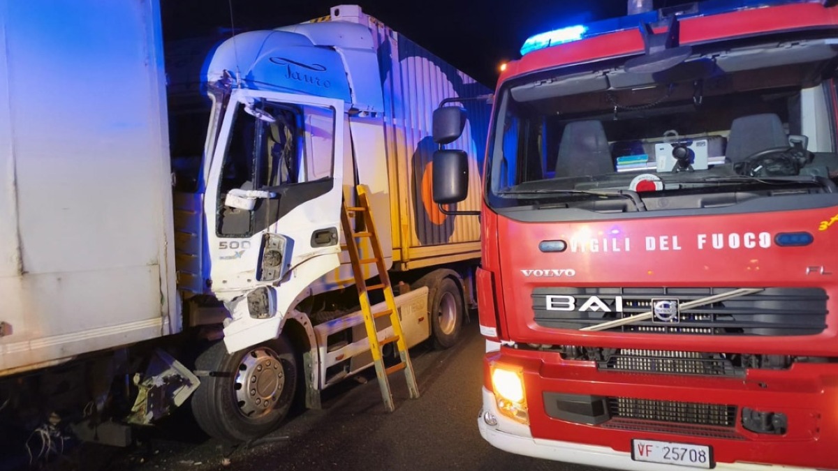Tamponamento sull'A1 tra tir, feriti bloccati tra le lamiere - 