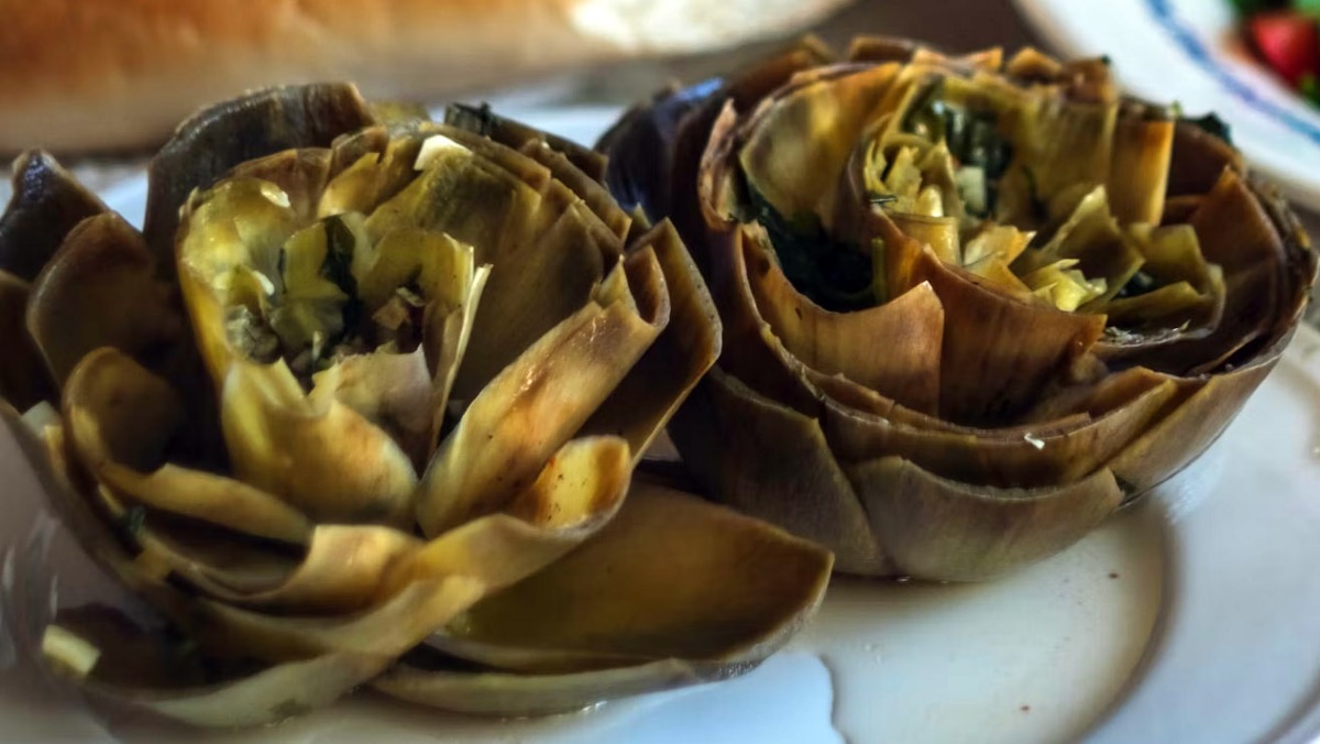 Vende carciofi arrostiti in strada e lascia tutti i rifiuti a terra - 