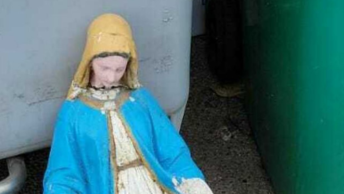 Statua della Madonna abbandonata tra i rifiuti - 