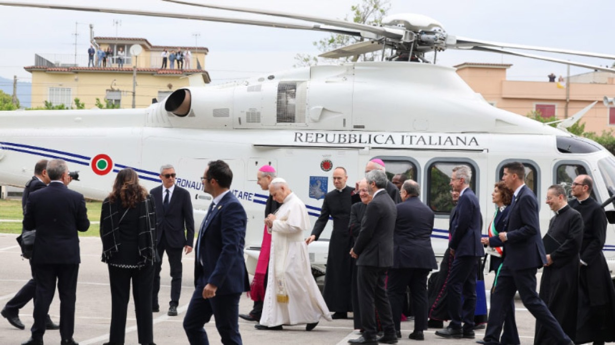 Il Papa a Pompei in elicottero e auto scoperta - 