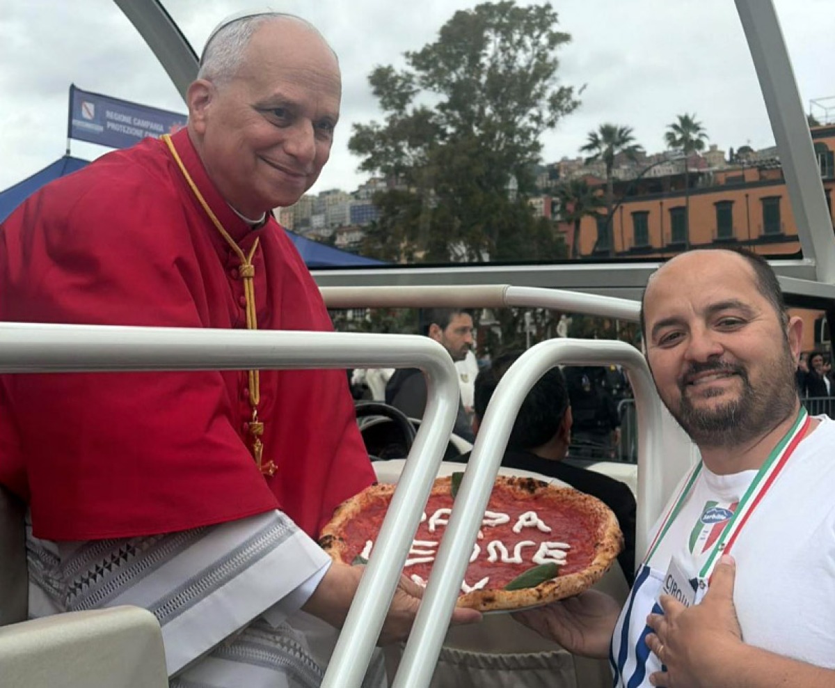 Papa a Napoli, consegnata la "sua" pizza - 