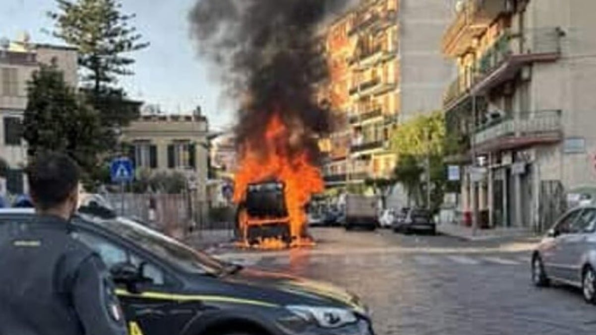 Brucia camion per la raccolta dei rifiuti nel Vesuviano - 