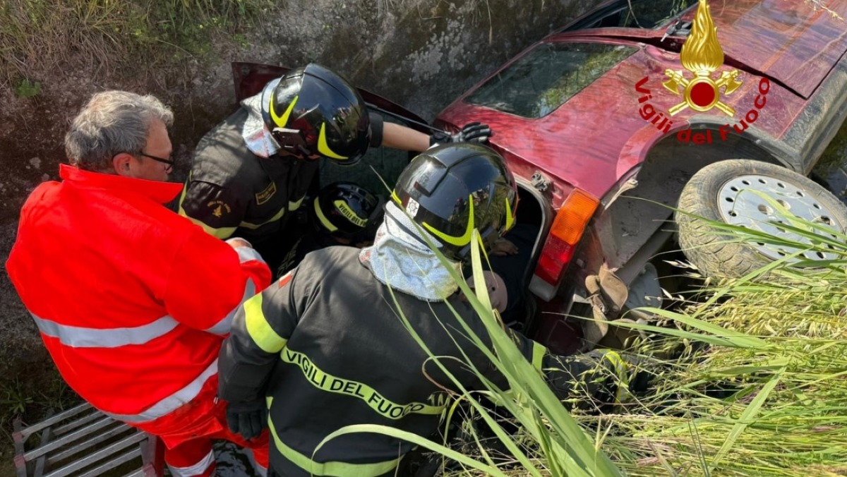 Perde il controllo dell'auto e finisce in un canale - 