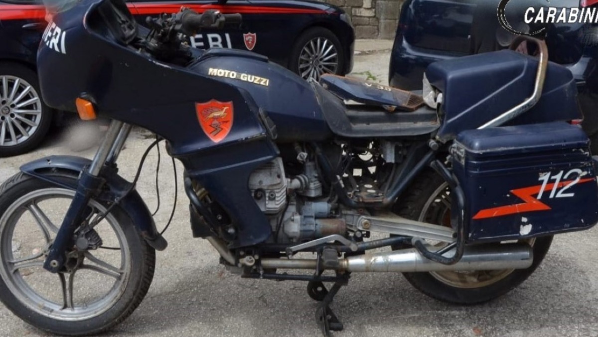Prova a vendere tre moto con la livrea dei carabinieri - 
