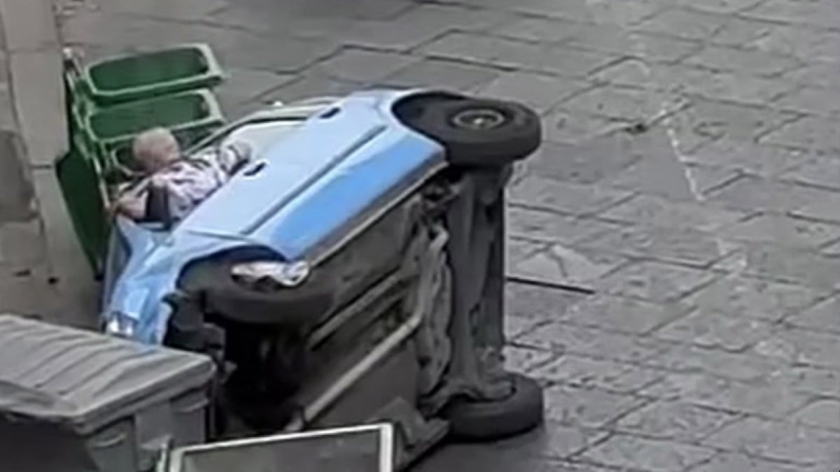 Auto si ribalta e finisce contro i cassonetti della spazzatura - 