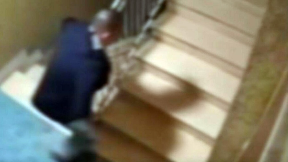 L'ex marito si intrufola in casa e la picchia, lei pubblica il video - 