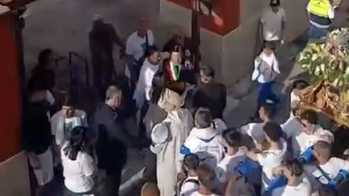 I candidati a sindaco litigano in strada durante la processione del Santo - 