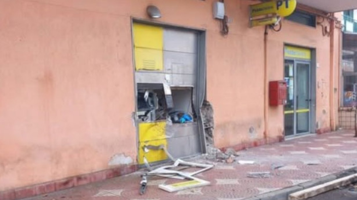 Postamat sradicato nella notte con un carroattrezzi - 