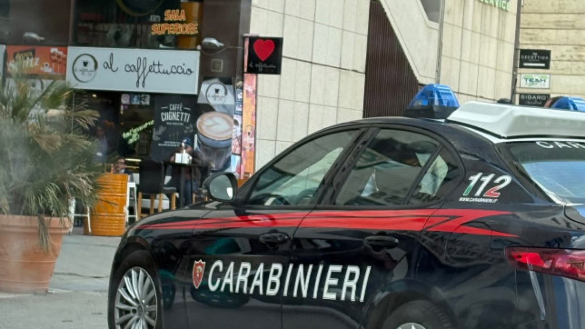 Lavoratore di Glovo si barrica al Centro Direzionale e si cosparge di benzina