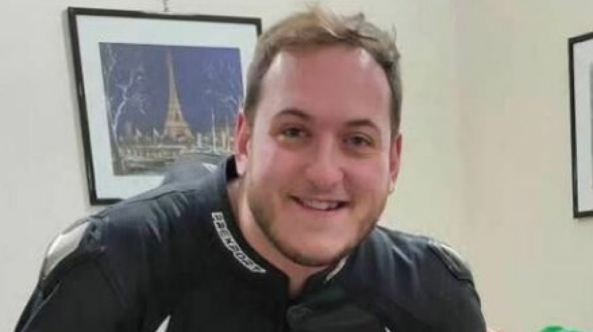 Perde in controllo della moto in curva e finisce dall'altra parte della strada: morto 30enne - 