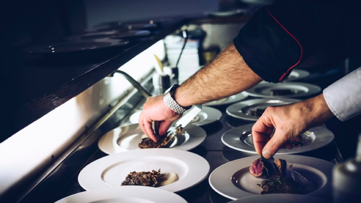 Chef attirato fuori dal locale e picchiato brutalmente - 