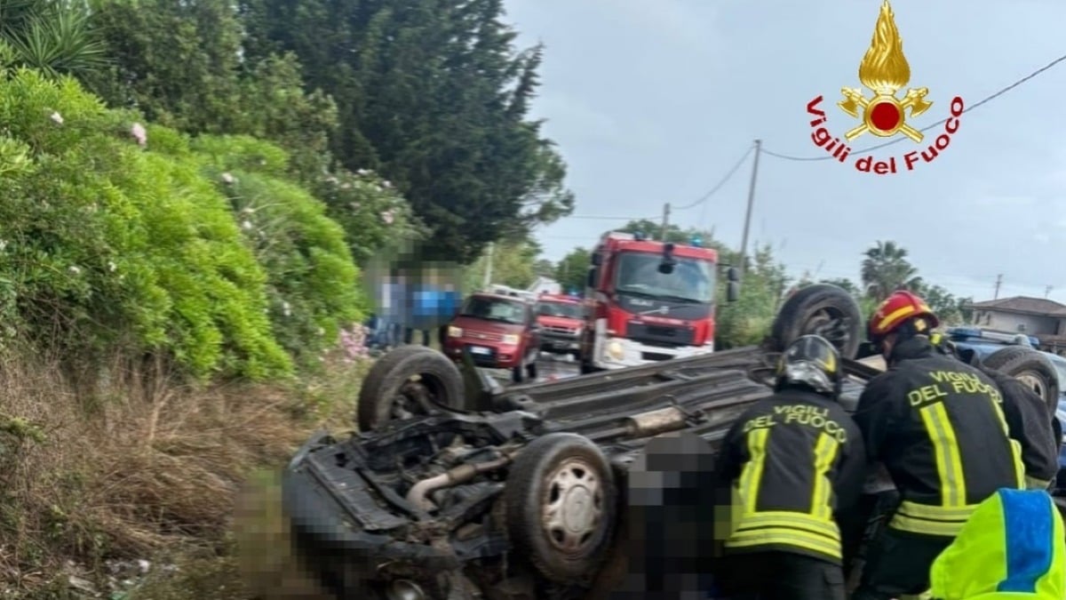 Donna si ribalta con l'auto e resta bloccata - 