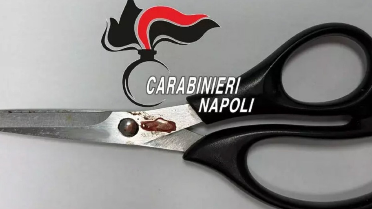 Colpita al petto dal marito con un paio di forbici - 