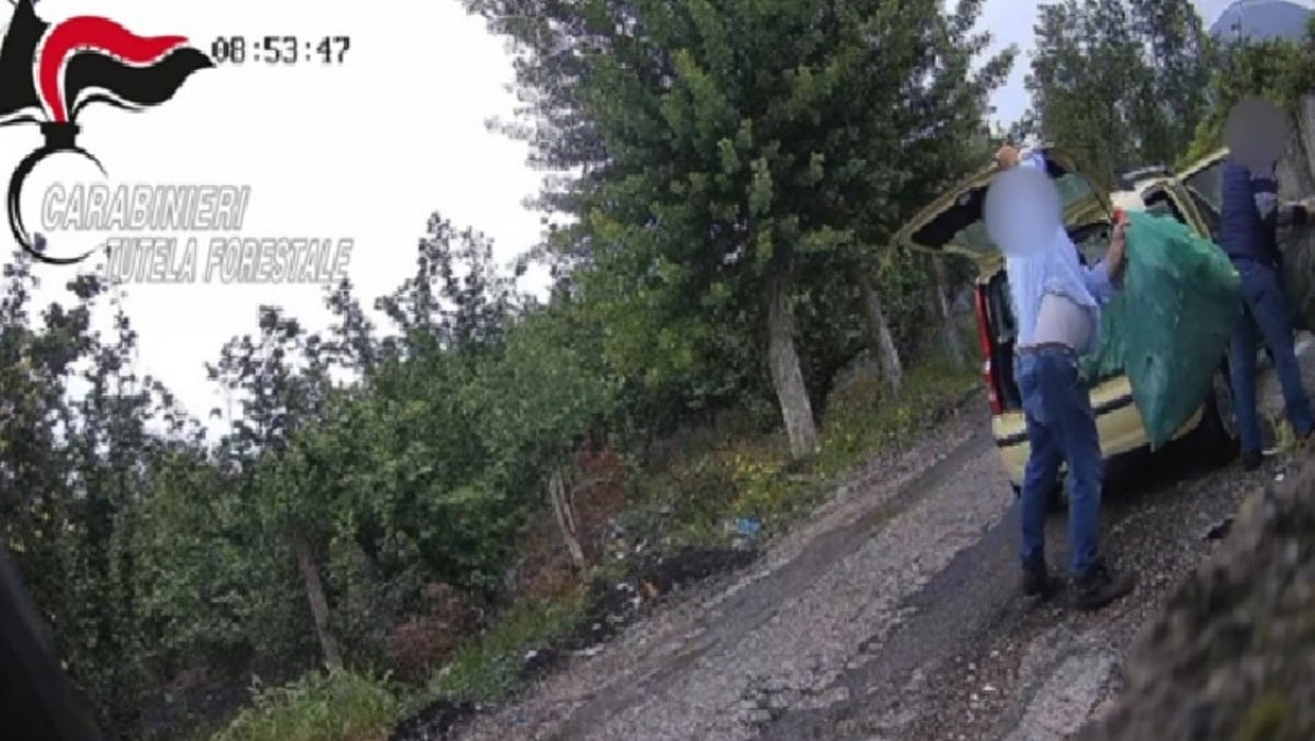 Incendia 20 sacchi carichi di rifiuti: arrestato a Terzigno - 