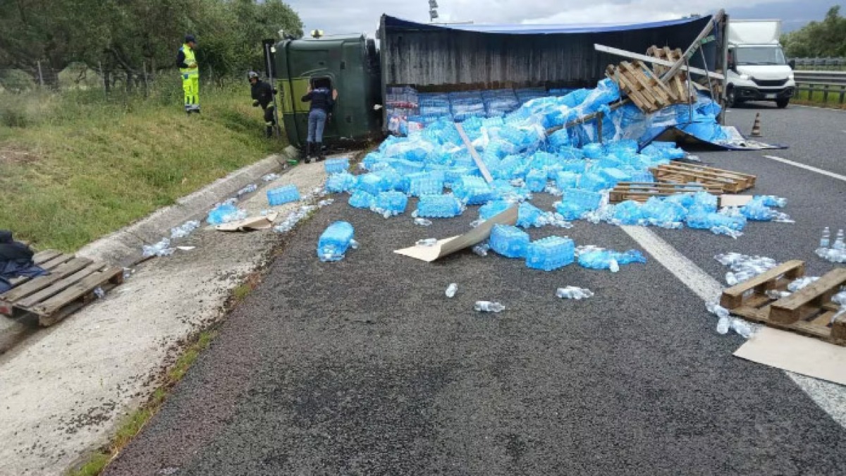 Tir si ribalta, migliaia di bottiglie di plastica sull'asfalto - 