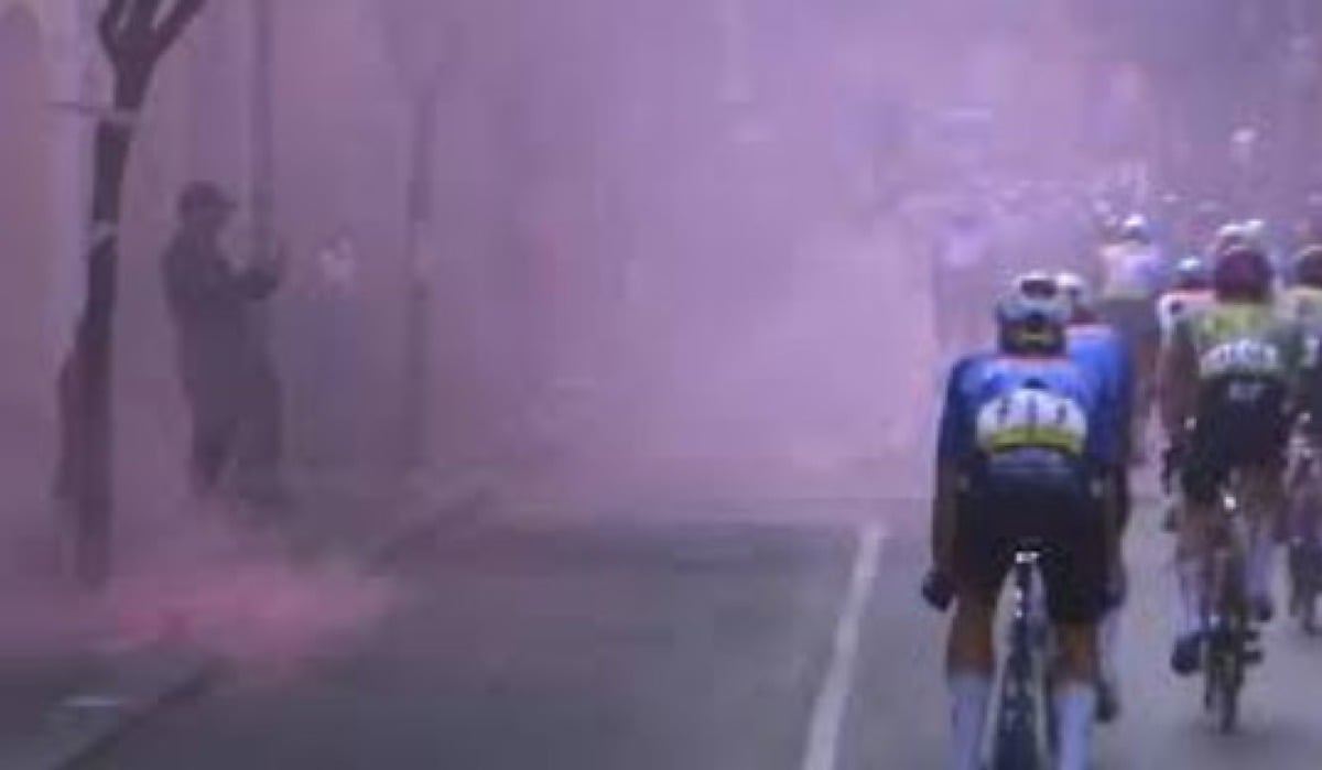 "Vesuvio erutta" e "Terroni", insulti dai ciclisti in gruppo al Giro - 