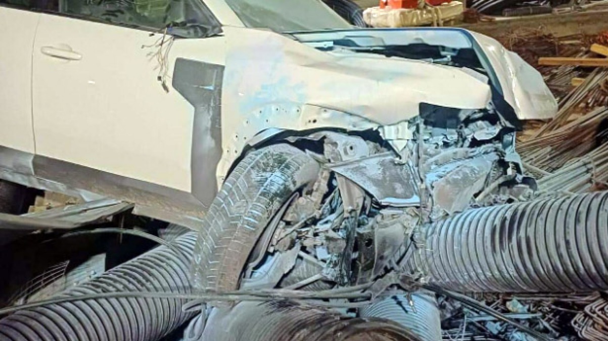 Auto va a sbattere contro un cantiere, 19enne in ospedale - 