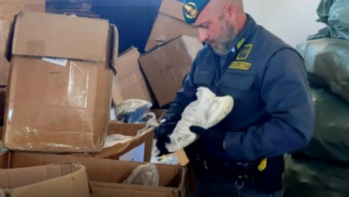 San Giuseppe Vesuviano, sequestrati oltre 38mila capi d'abbigliamento falsi - 