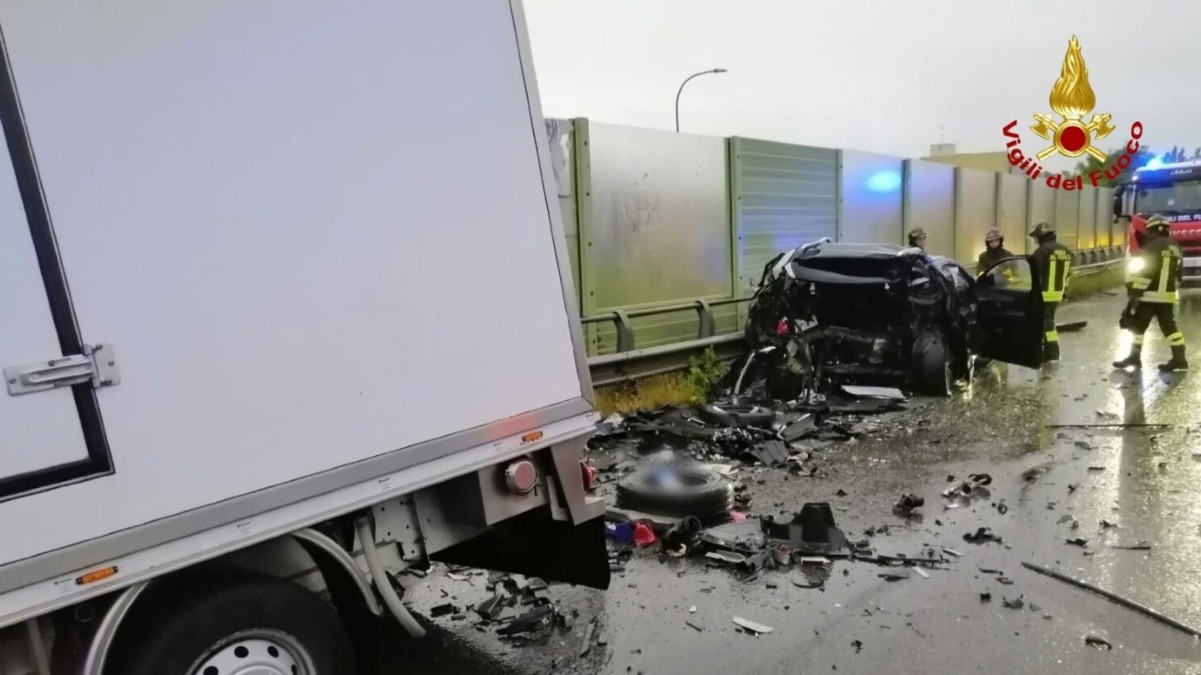 Scontro tra furgone e Suv sulla Statale, ci sono due morti - 