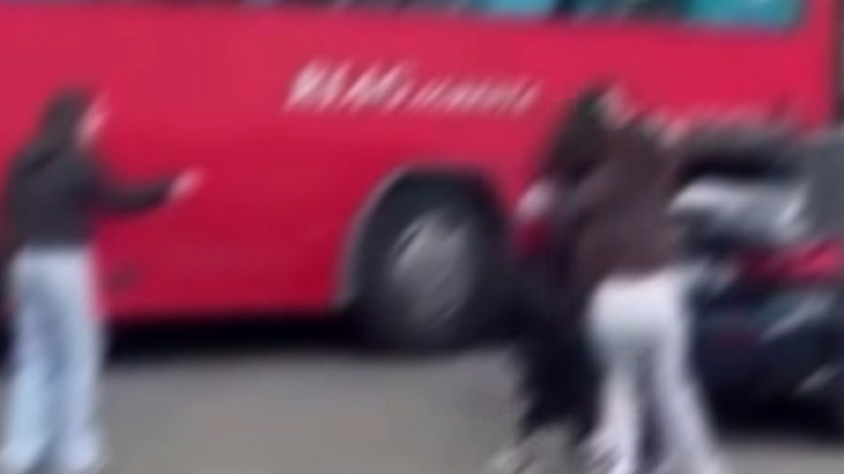 Violenta lite tra studentesse al capolinea degli autobus - 